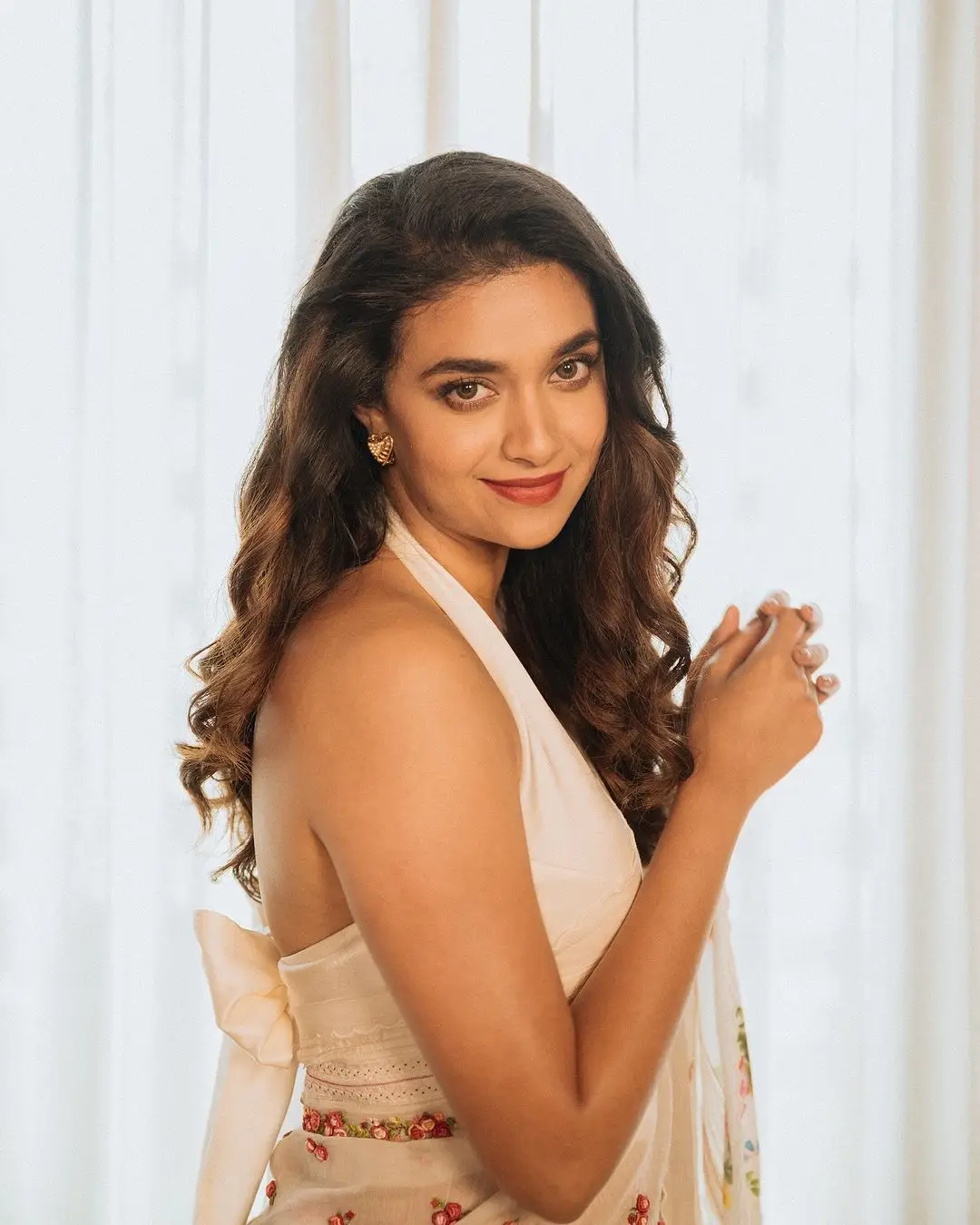 Keerthy Suresh Stillls In White Saree Sleeveless Blouse